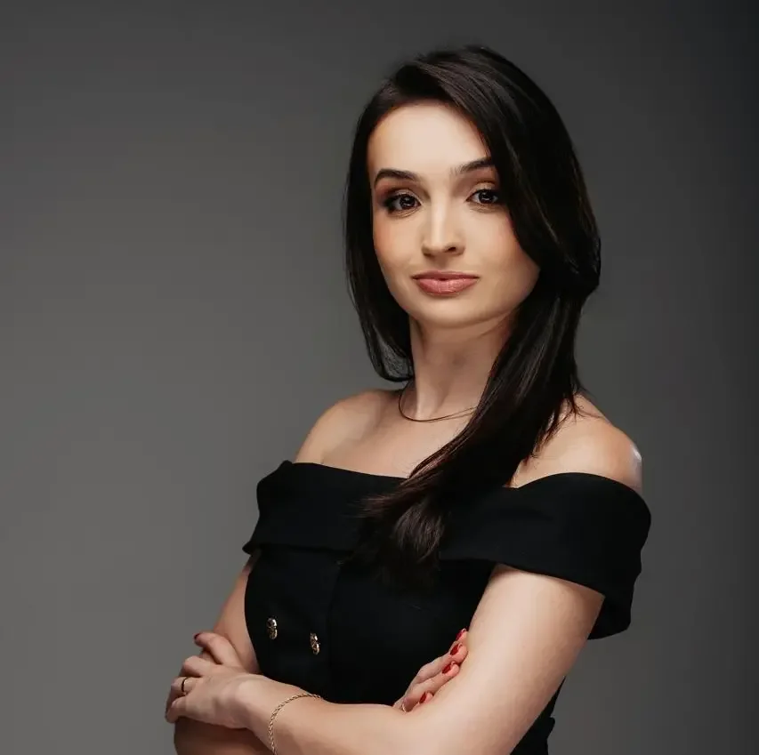 Dra. Carolina Fernandes Zatt, médica, cofundadora e Diretora Médica da Lauduz — Forbes Under 30 2025 e Prêmio Sebrae Mulher de Negócios ES