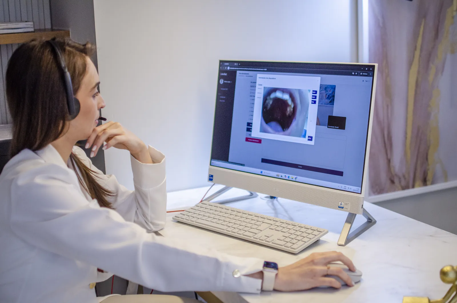 Médica realiza teleatendimento pela plataforma LauduzOne® visualizando imagens de exame físico remoto em tempo real